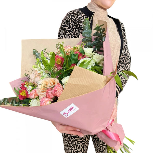 Buchet mix flori de primavara cu trandafiri somon