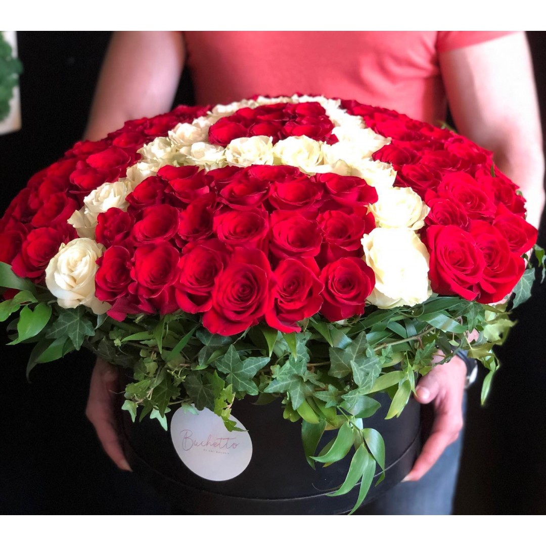 Flori in Cutie - Trandafiri Rosii, Albi cu Initiala - Aranjament Floral Deosebit 