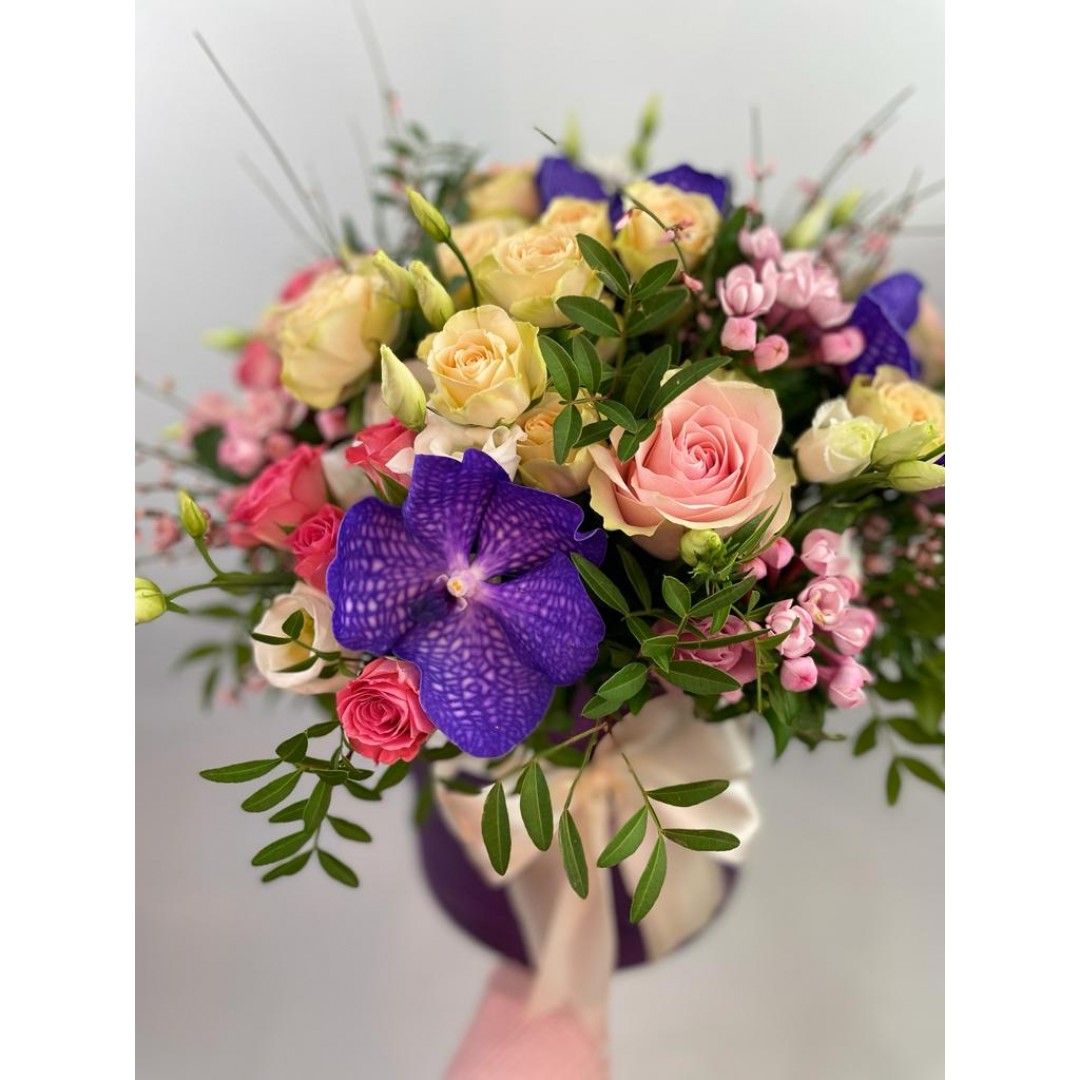 Aranjament Floral cu Mix de Flori in Cutie cu Frezie, Trandafiri mini, Trandafiri Roz si Dulciuri