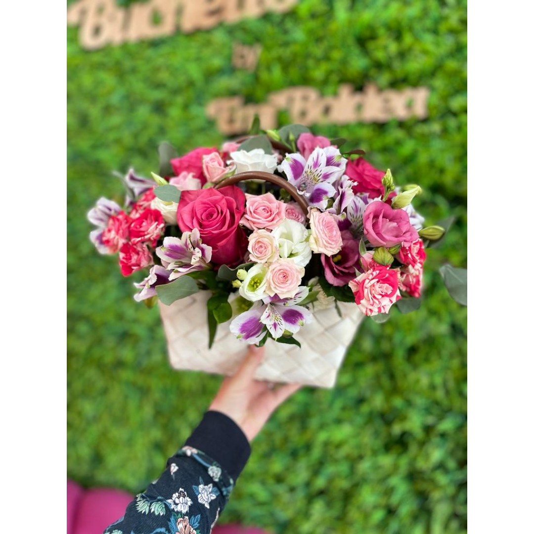 Aranjament Floral de Primăvară - Geantă cu Mix Flori Roz - Cutie cu Trandafiri si Dulciuri