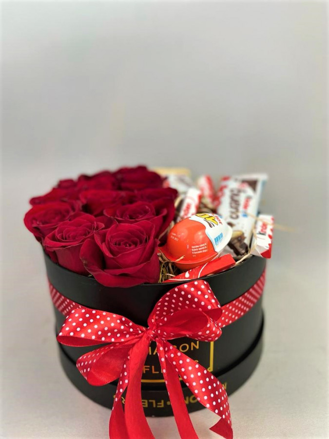 Trandafiri Rosii si Dulciuri Kinder's in Cutie - Aranjament Floral cu Flori si Dulciuri in Cutie Cadou