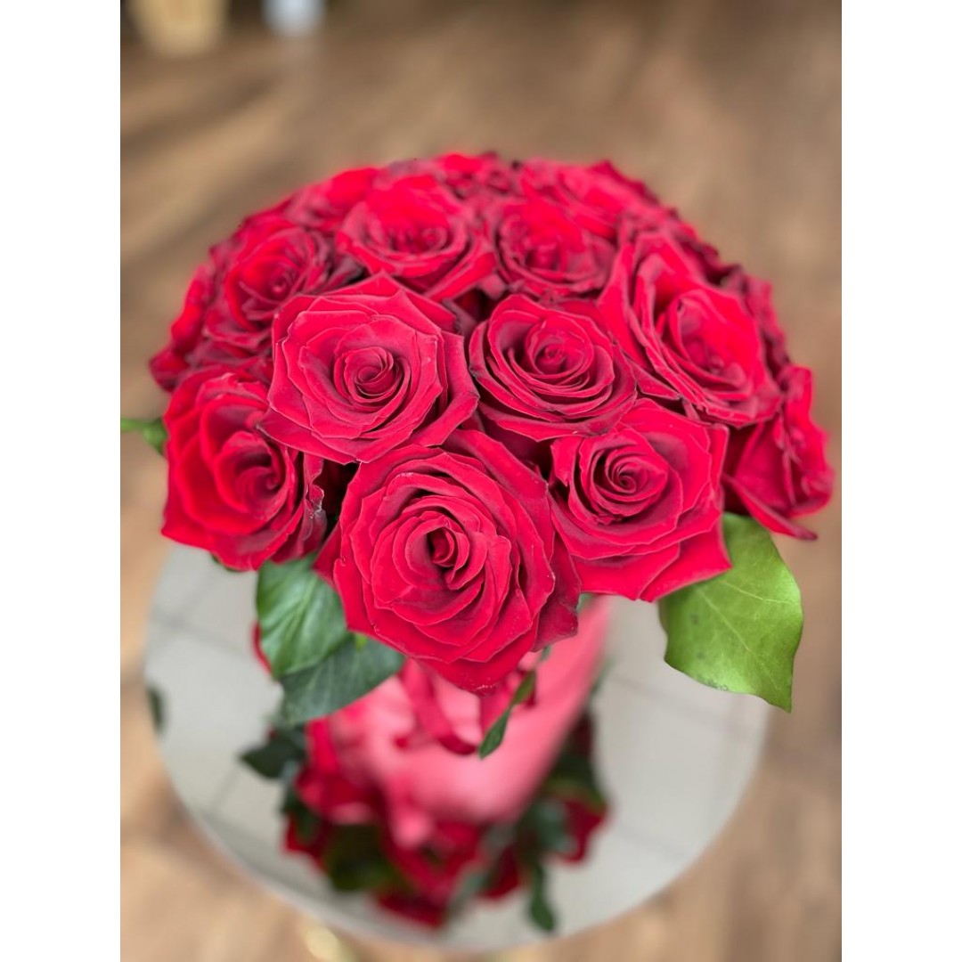 Cutie cu Trandafiri Rosii - Aranjament Floral în Cutie cu Trandafiri Roşii - 270 lei