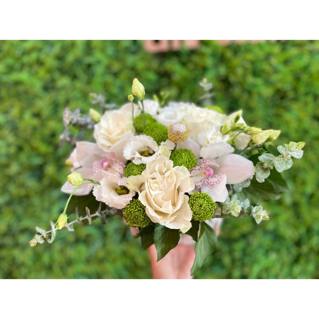 Aranjament Flori "La multi ani" - Aranjamente Florale " La Multi Ani " cu Trandafiri Albi