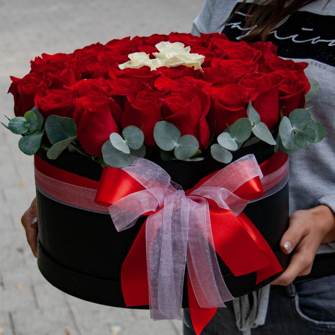Cutie cu Trandafiri Rosii si Albi - Aranjament Floral Elegant cu Trandafiri Rosii si Albi 400 Ron