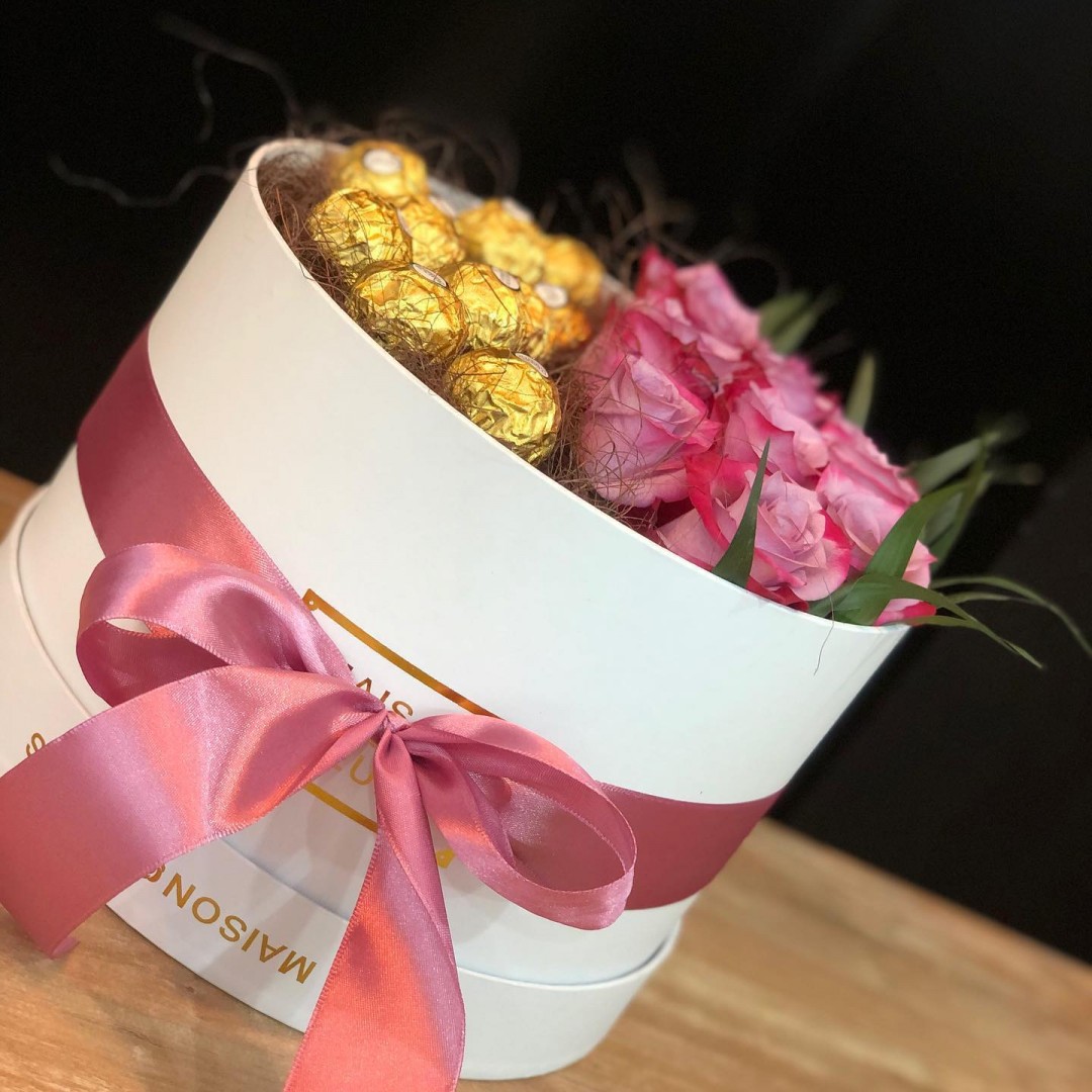 Mix de Flori si Dulciuri in Cutie - Aranjament Floral cu Trandafiri in Cutie 